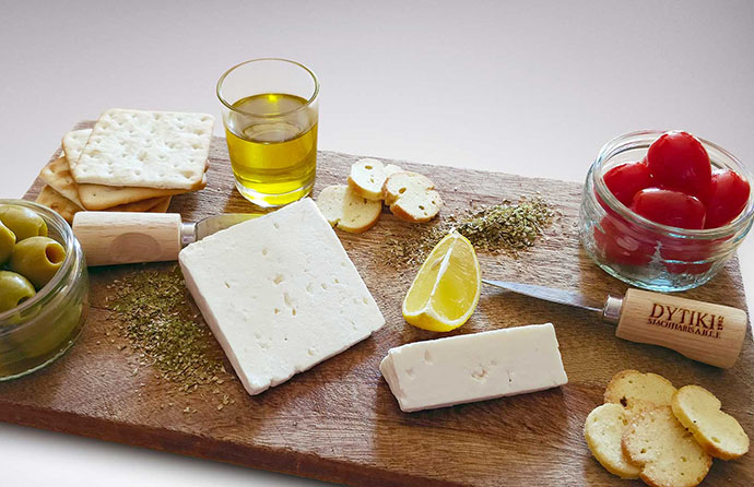 παρουσίαση τυρί Φέτα ΠΟΠ σε πιατέλα